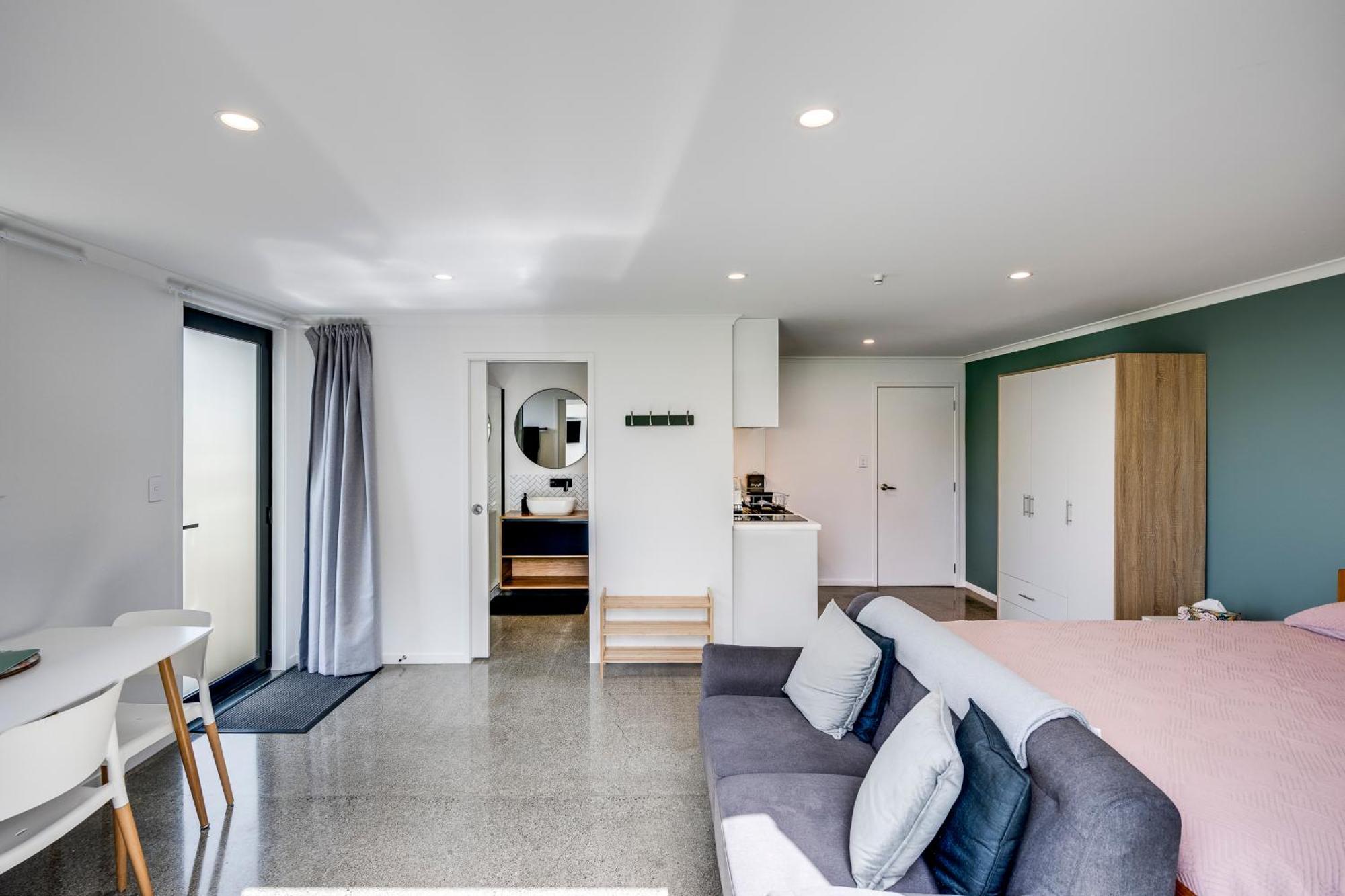 Modern Studio Near Clive River Экстерьер фото