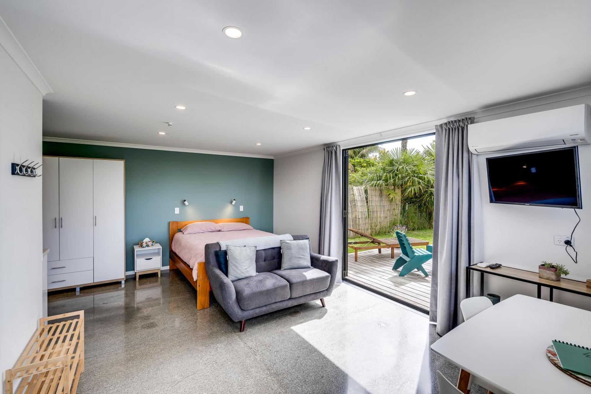 Modern Studio Near Clive River Экстерьер фото