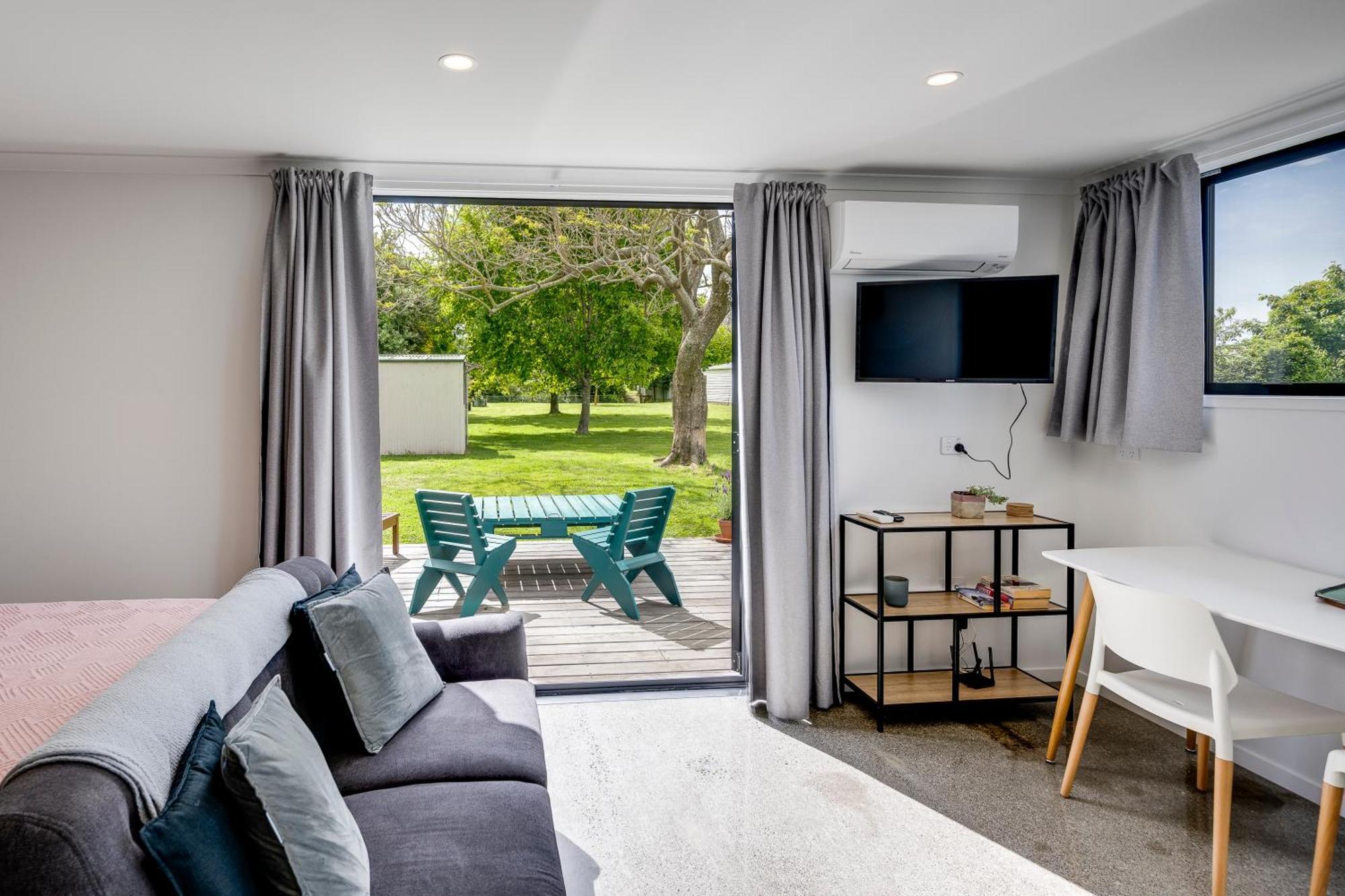 Modern Studio Near Clive River Экстерьер фото