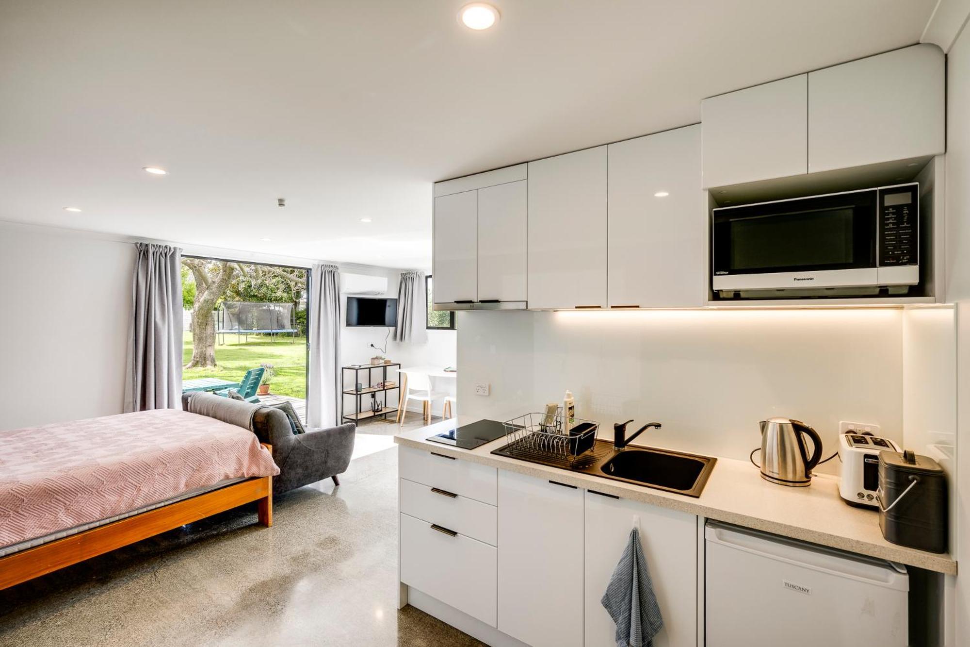 Modern Studio Near Clive River Экстерьер фото