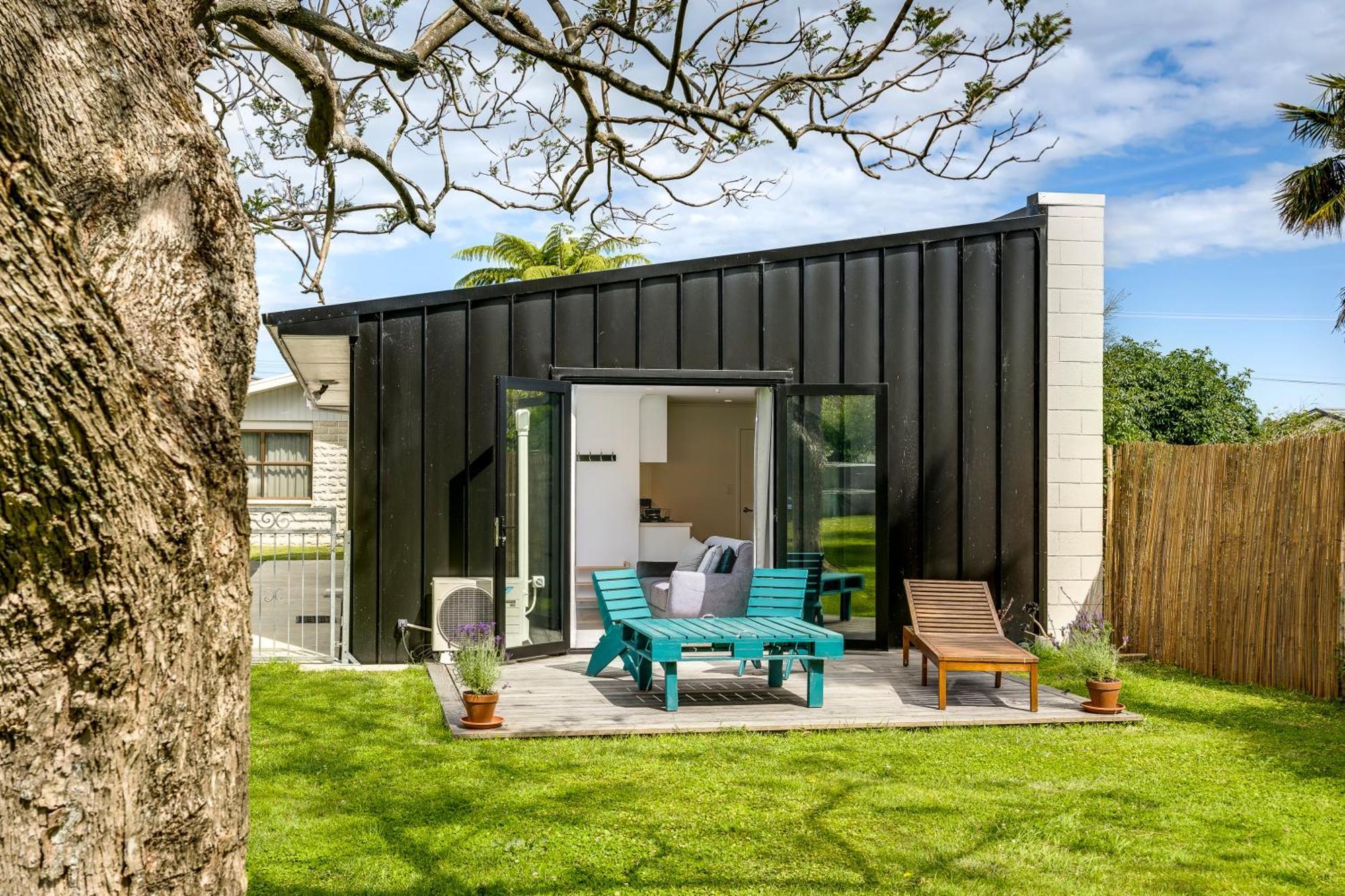 Modern Studio Near Clive River Экстерьер фото
